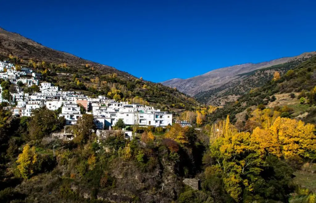 Qué ver en Alpujarra de la Sierra, Granada: Descubre los tesoros ocultos de este paraíso andaluz