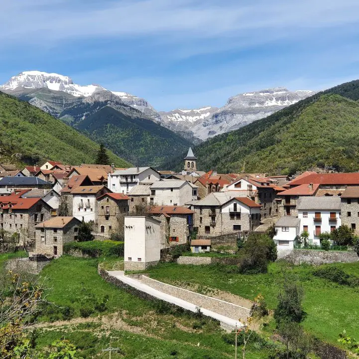 Qué ver en Aragüés del Puerto, Huesca: Descubre los encantos escondidos de este paraíso montañés