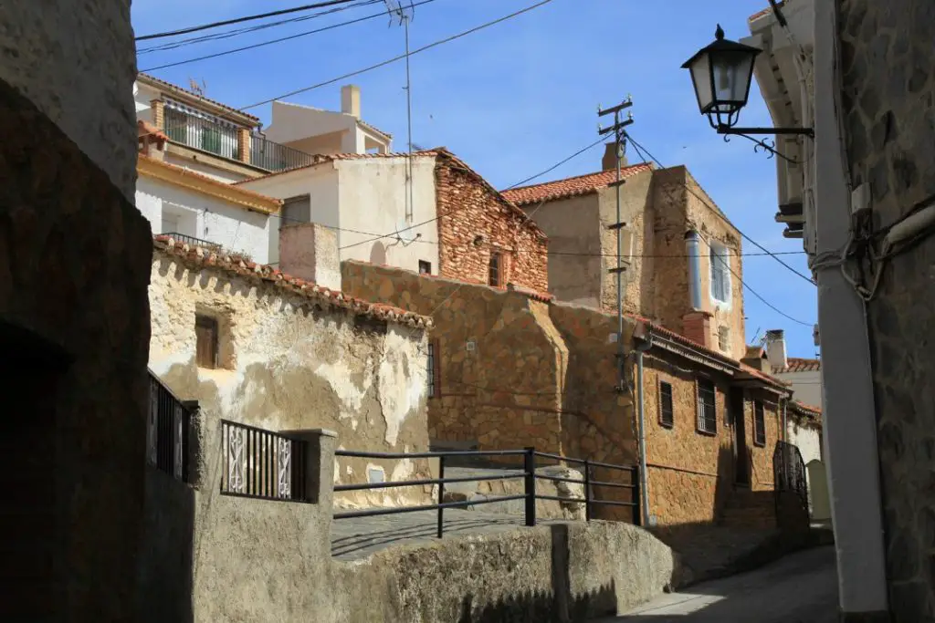 Qué ver en Lugros, Granada: Descubre los tesoros ocultos de esta joya escondida