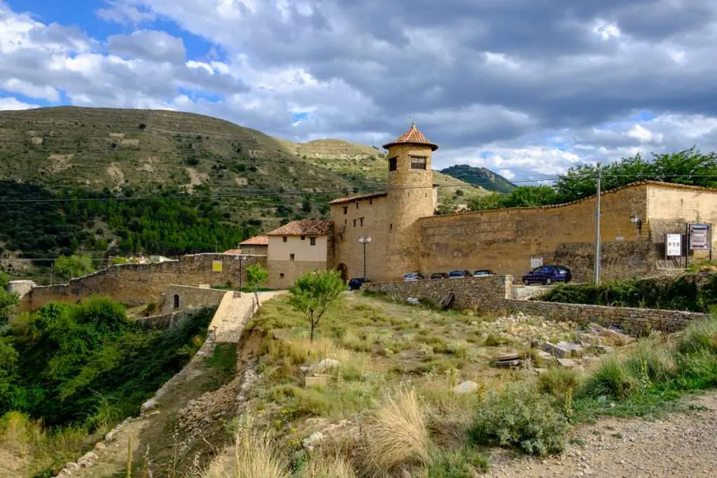 Qué ver en Mirambel, Teruel: Descubre los encantos ocultos de este tesoro español