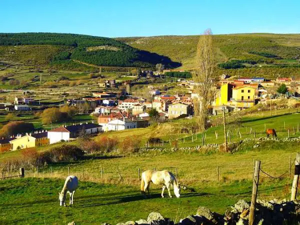Qué ver en Hoyos del Espino, Ávila: Descubre los tesoros ocultos de esta joya serrana