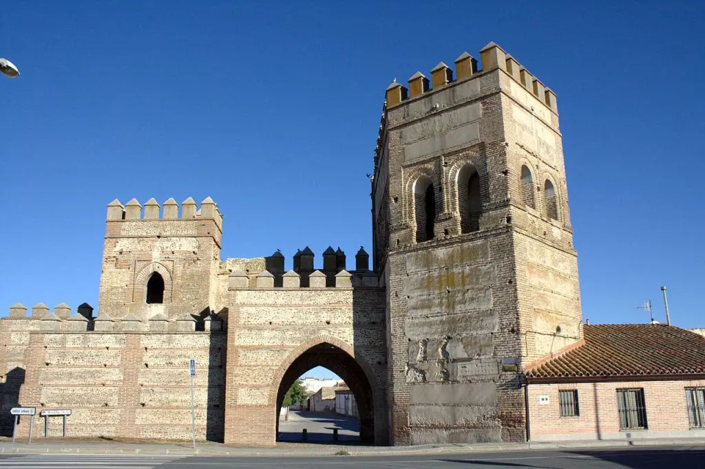 Qué ver en Madrigal de las Altas Torres, Ávila: Descubre sus tesoros ocultos