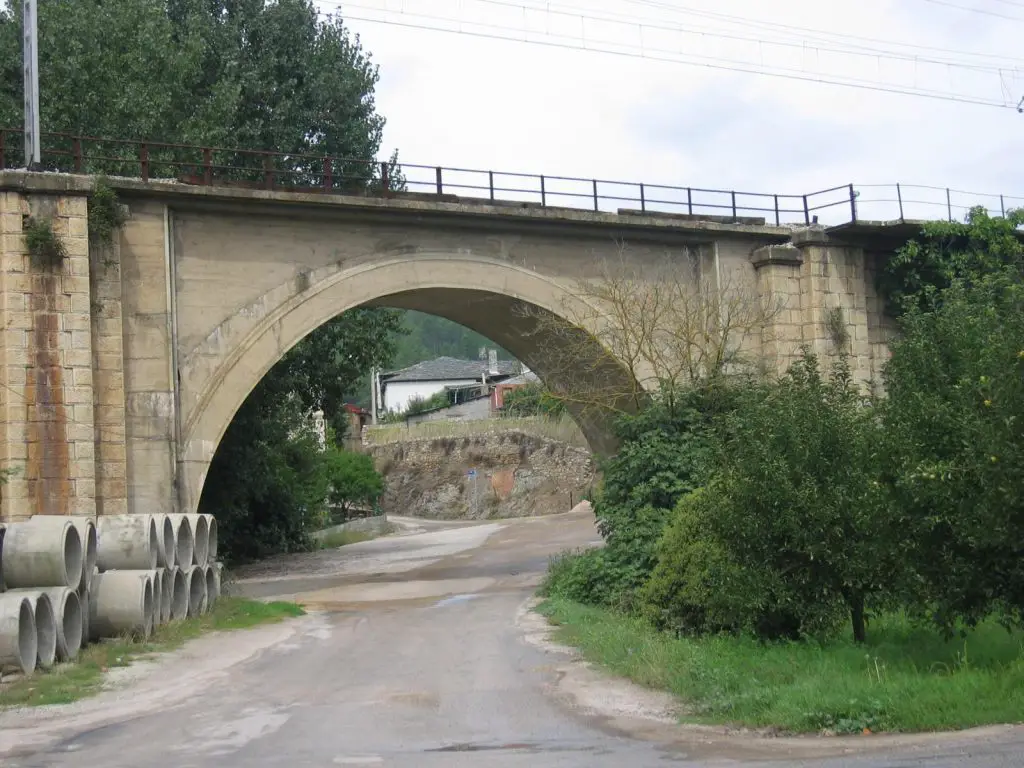 Qué ver en Puente de Domingo Flórez, León: Descubre sus secretos ocultos