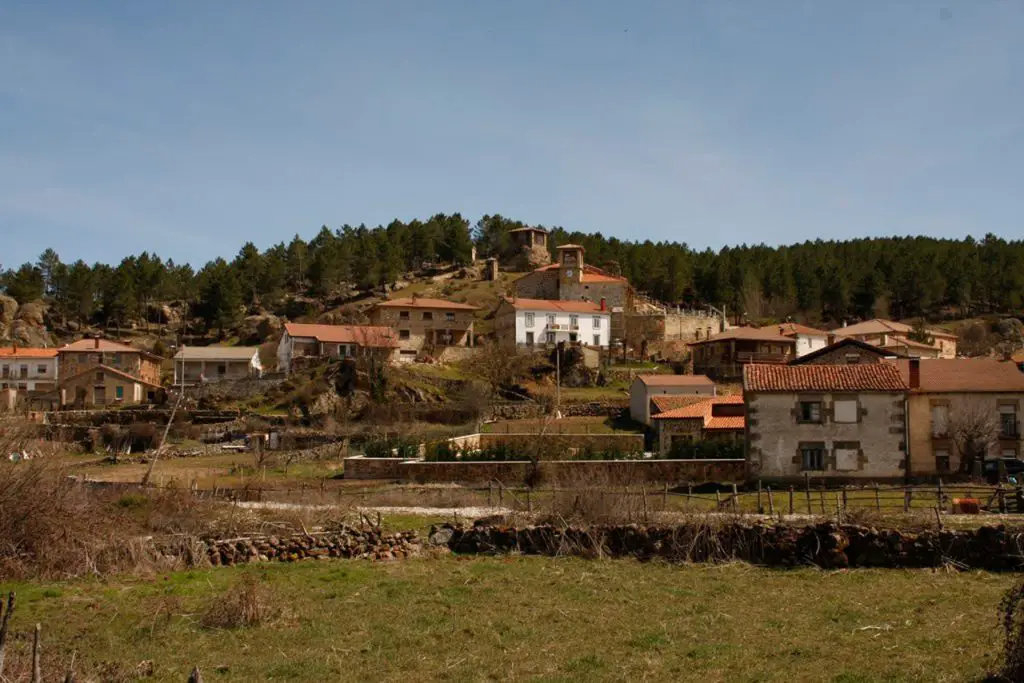 Qué ver en Rabanera del Pinar, Burgos: Encanto rural y secretos por descubrir