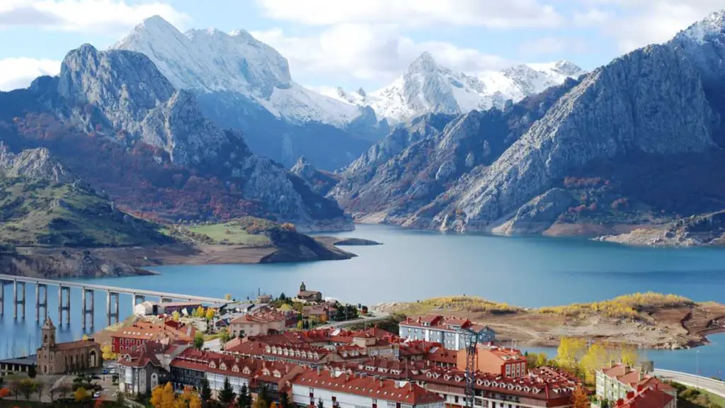 Qué ver en Riaño, León: Descubre sus secretos y bellezas naturales